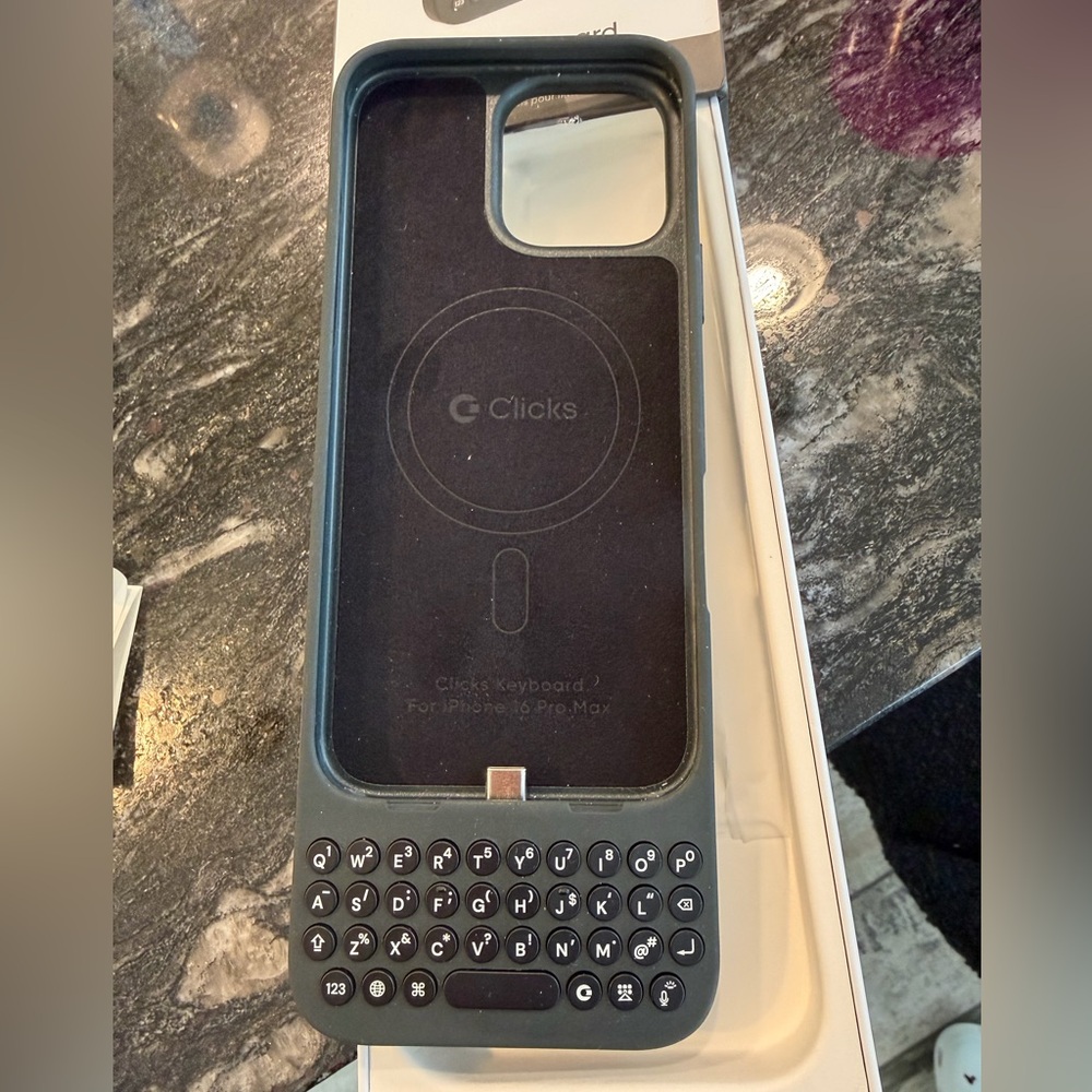 Clicks keyboard for iPhone 16 pro max